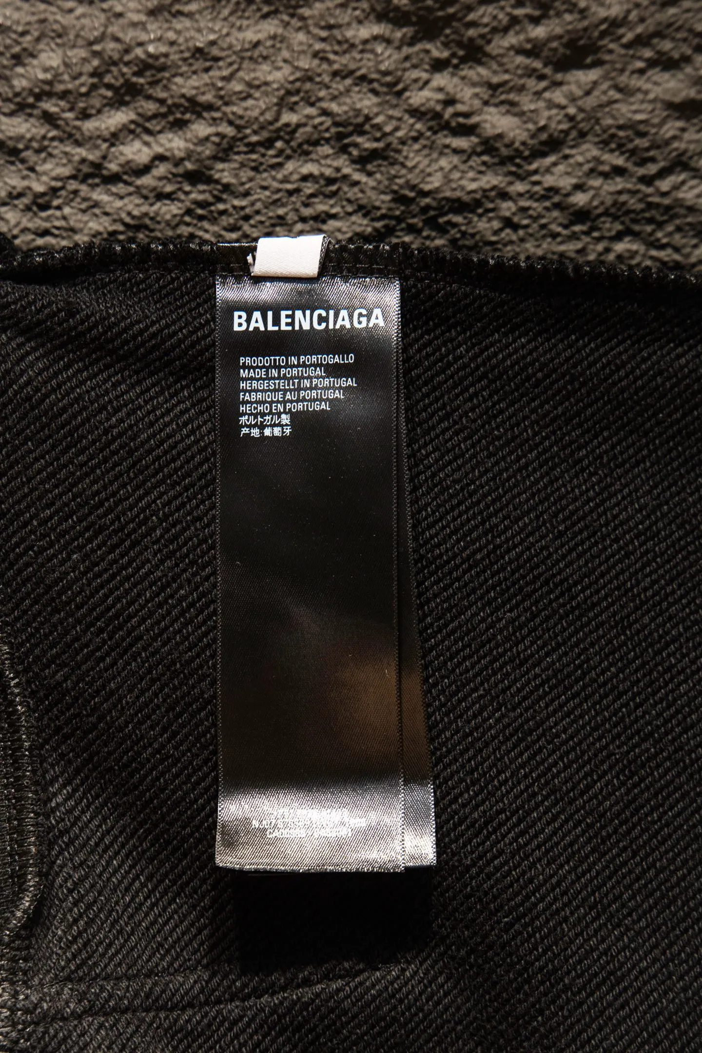 Style number: 5321#p154 🆕 BALENCIAGA 26SS Balenciaga printed distressed hooded sweatshirt. The os version is really charming. Balenciaga is also really unique. Each new season has the best version. It is very practical and can be worn casually. Nice✔️ - ⚠️100% cotton. Made of 460g pure cotton reactive black fabric. Made of imported knitting needle carded cotton, the thickness is moderate, drapey and contoured, making the upper body comfortable! ! It is very tolerant to fat body types and can instantly lose five pounds after wearing it! The back panel and front panel are made of direct-injection digital printing environmentally friendly glue material, using a mechanized printing process. Mechanical printing has high precision, the positioning accuracy can reach ±0.02mm, and the quality stability is strong. The body is treated with distressed elements, which greatly increases the interest of the clothing; it has a unique visual effect. The fabric is made of custom-woven and dyed reactive black. The dye is skin-friendly, soft and comfortable. It is different from the environmentally friendly black on the market. It is high-cost and does not increase the price. In the past two years, the oversize version has become the focus of the trend and has been a popular staple in the past two years. The change of designers has made this brand an instant hit. The progressive fashion of the times also needs the blood impact of fresh elements and trendy designs in order to continue its glory! It’s stylish both inside and outside, a must-have for high street travel! An absolute "eye-catching style" that can match couples 💏 Color: Reactive Black Size: XS S M L
